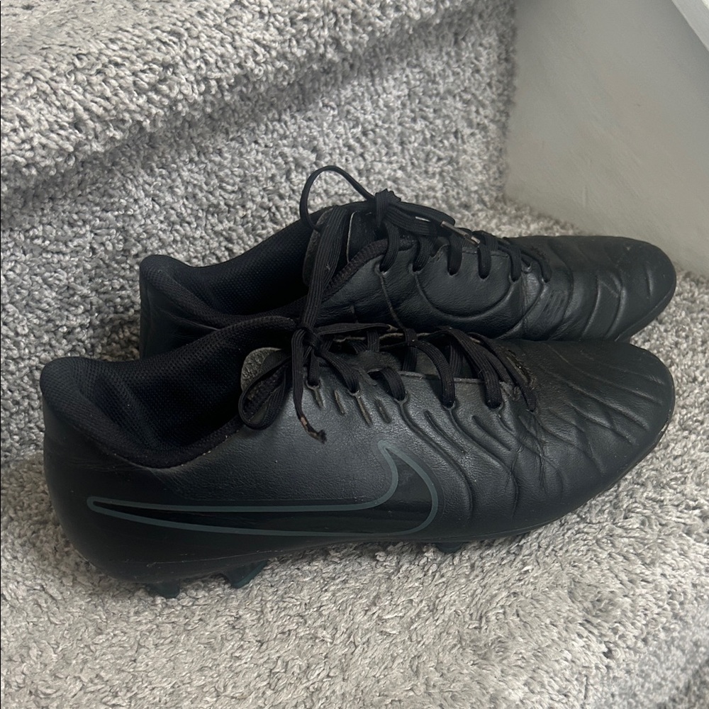Nike Men's Black Low-Profile Soccer Cleats